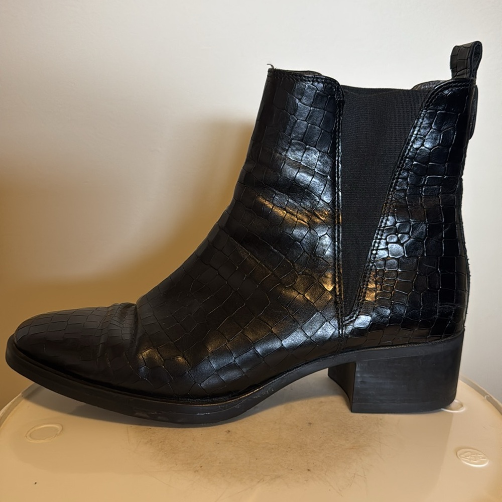 Women's Black Croc-Embossed Chelsea Booties - Picture 4 of 7
